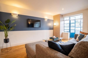 Super Luxe 2 Bed Apartment Torquay - Stunning Harbour View - Near Babbacoombe & Beach